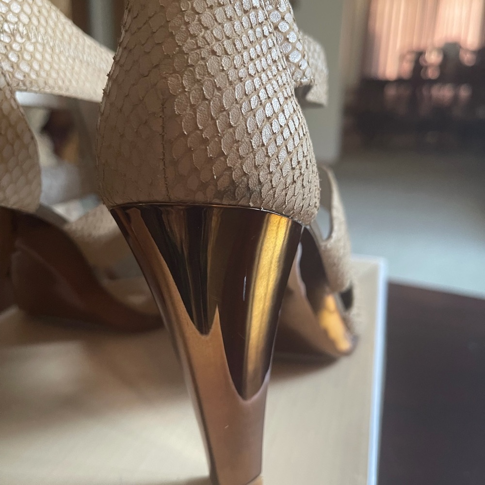 Never Worn  MICHAEL Michael Kors Sandal! - Picture 5 of 6
